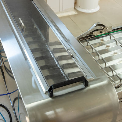 เครื่องขนส่งเย็นอัตโนมัติสําหรับการประมวลผลอุตสาหกรรม 220V 380V พลังงานไฟฟ้า