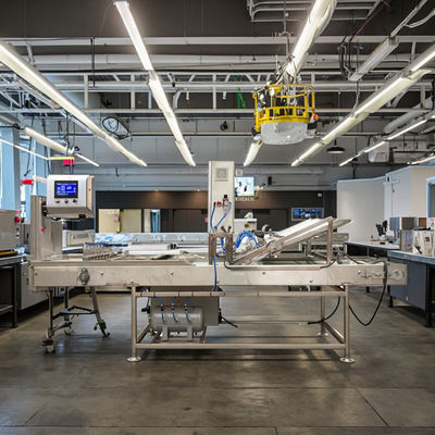 อุปกรณ์สวมปลอกโคนอัตโนมัติหลังการบริการ การสนับสนุนด้านเทคนิควิดีโอสำหรับสายการผลิตไอศกรีมโคน